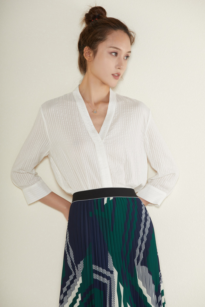 Relief musculature cotton white shirt V collar 70% sleeves shirt jacket Summer thin design Sensation Little Crowdblouse Women