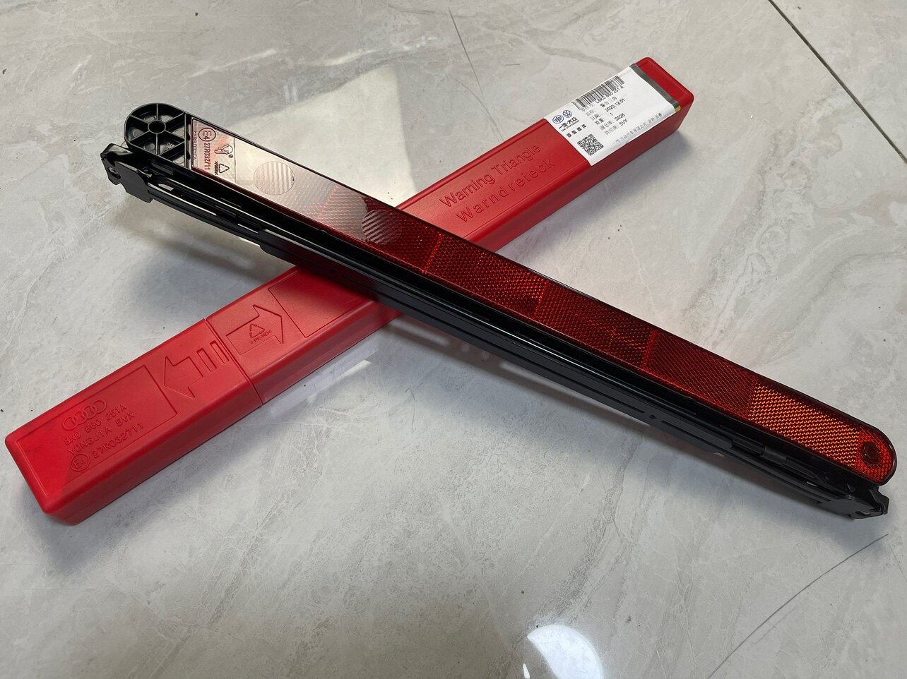 товар из китая 一汽大众原装 三角警示牌 QUGF JKRM