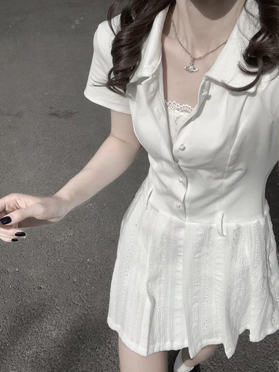Vestido blanco de cuello de polo francés para mujeres a principios del verano 2025 Pequeña falda corta de la cintura A de gama alta de alta gama