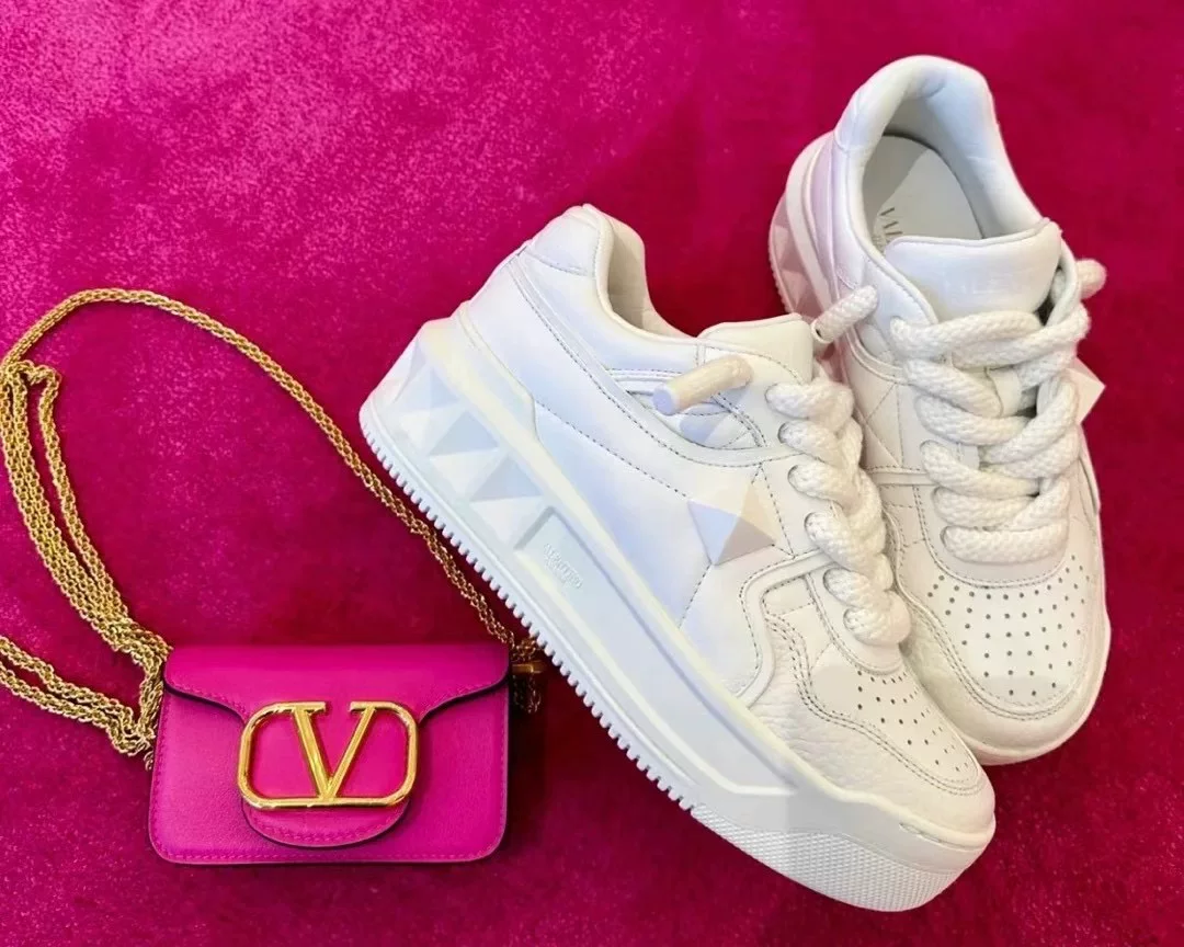 Официальная покупка Valentino/Valentino 23 осень-зима новая стиль белые заклепки толстой подошвы обувь/повседневная обувь