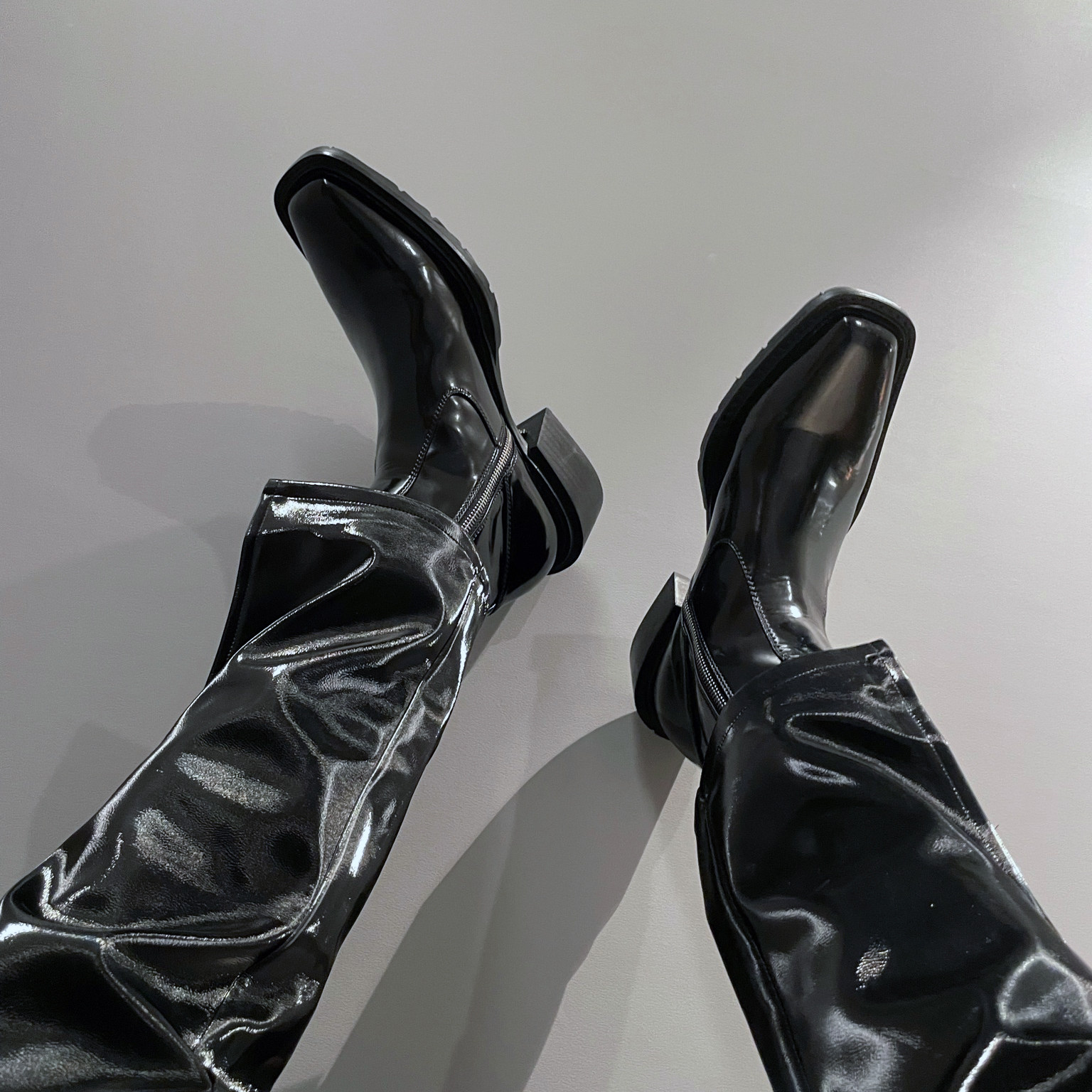 Челси сапоги 子上男装 2022新款男士黑色漆皮亮面中高筒马丁靴切尔西靴男皮鞋