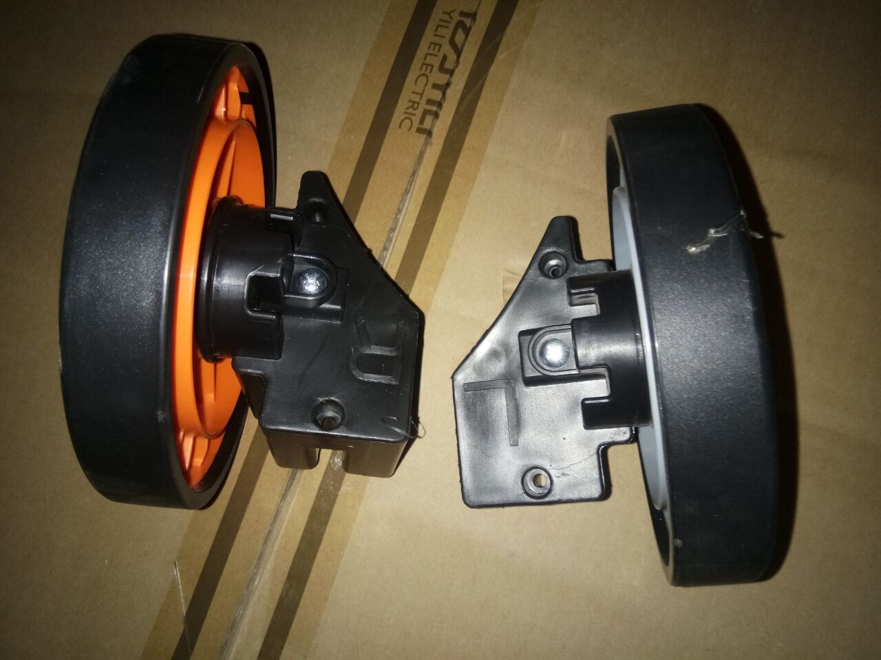 máy hút bụi ga giường Phụ kiện máy hút bụi Yili Bánh xe lăn lớn Bánh xe nhỏ 10L15L18L20L30L Máy hút bụi đa năng - Máy hút bụi robot hút bụi medion 18501