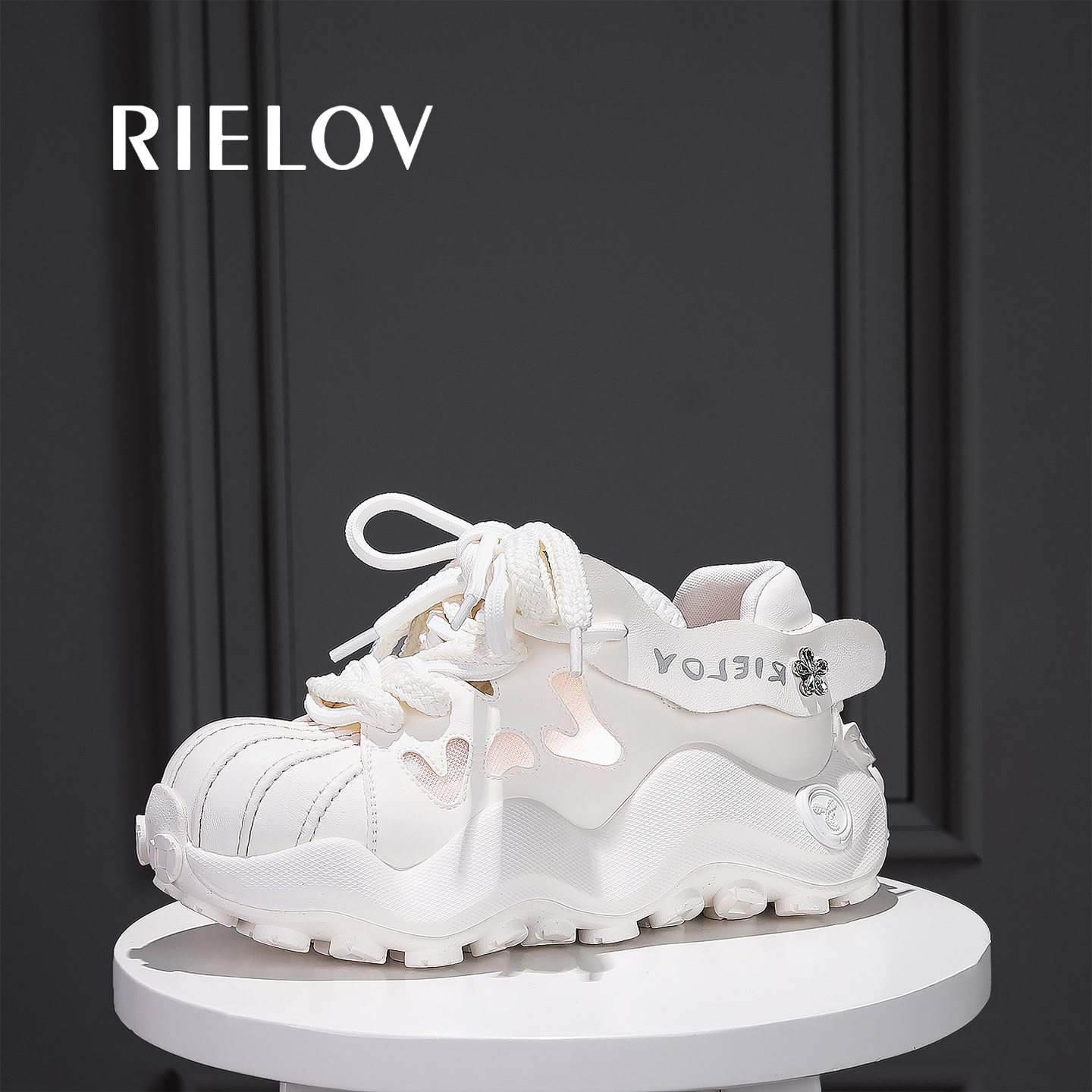 RIELOV ダサかわいい小さな白い靴、女性用 2025年夏 薄型新厚底 高さアップ シェルヘッド かわいい大きな頭の靴