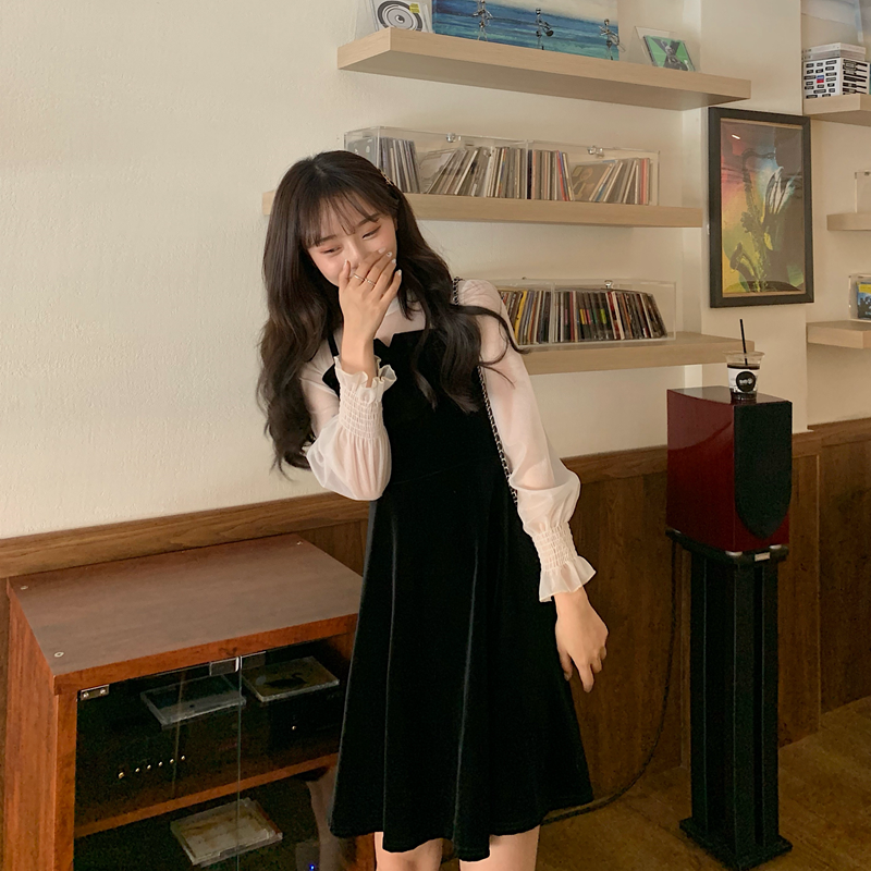 Korean version of autumn assembly 2022 New splicing fake two pieces Herbenwind small black dress French style light ripeness A character foreign dress