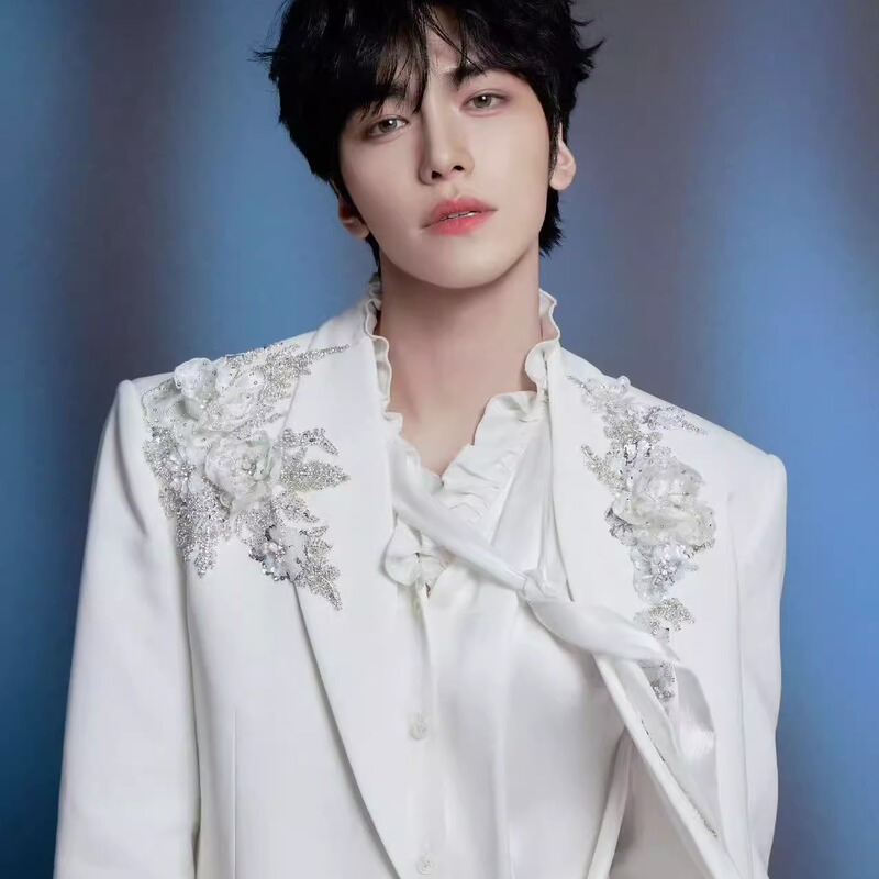 Shao Ziheng, the Celebrity, Wears the Same White Embroidered Sequin Beaded Stage Performance Blazer, a High-End Suit for Banquets Shao Ziheng, the Celebrity, Wears the Same White Embroidered Sequin Beaded Stage Performance Blazer, a High-End Suit for Banquets