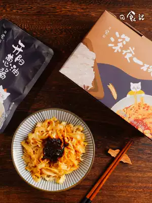 Solar eclipse, pepper, scallion oil, mixed noodles, slasher, instant noodles, wide noodles, instant noodles, convenient for lazy and quick food