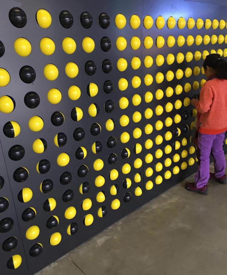 Two-color ball puzzle scrabble modeling wall Black and yellow ball puzzle wall game props Photo props Shake sound net red toys