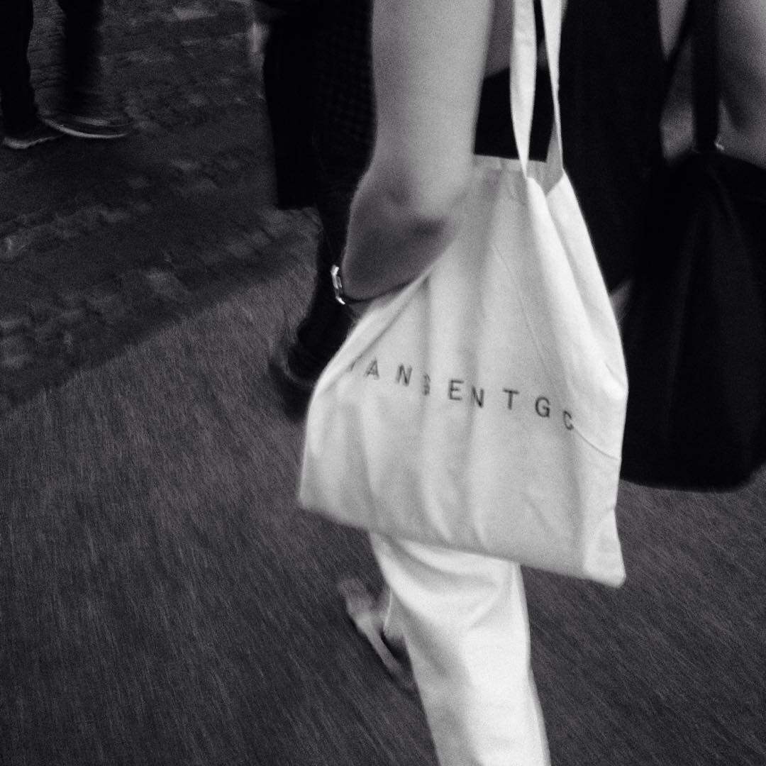 TANGENTGC ) Swedish pure color collection bag canvas bag makeup pack with minimal capacity