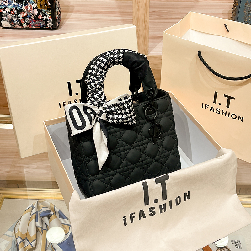 Princess Diana Bag for Women 2026 New Model, Quilted Matte Texture, Exquisite and High-End Feel, Vintage Designer Handbag, Crossbody Small Bag