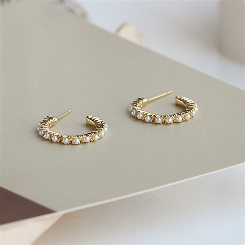 S925 silver needle law style small pearl earrings delicate small earlobes small crowdituitary ear pendant female retro ear accessories