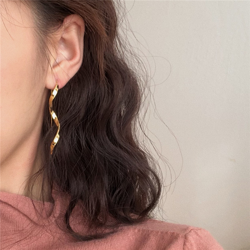 Plated real gold wave pattern earrings show face thin design sense niche earrings Femininity Korean personality cold wind earrings