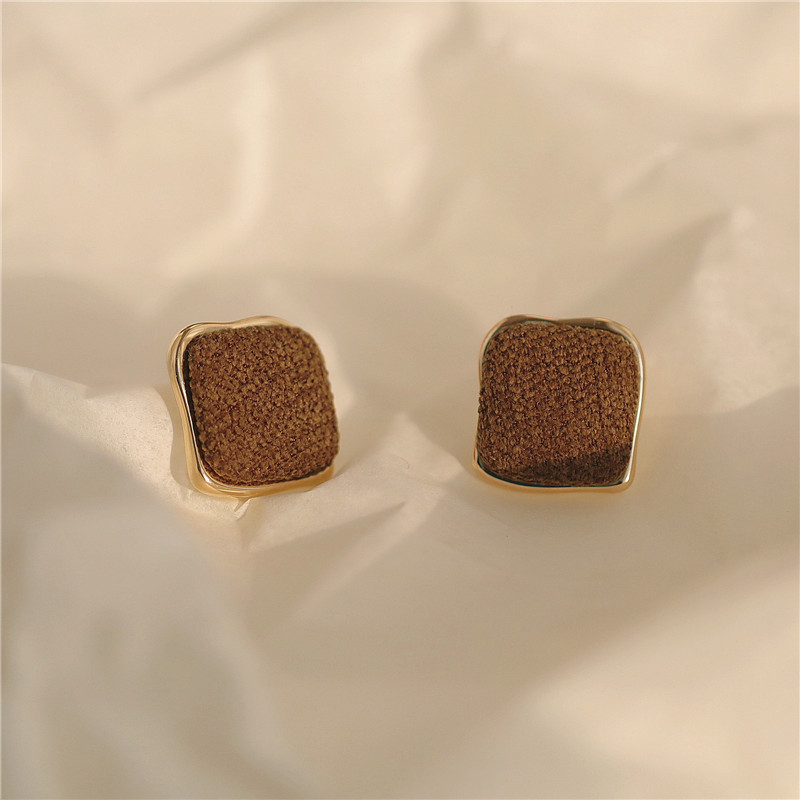 S925 Silver Needle Autumn Winter Retro Port Wind Earrings Female Tide Fashion Temperament Lukewarm Air Ear Needle Minimalist Superior Ear Accessories