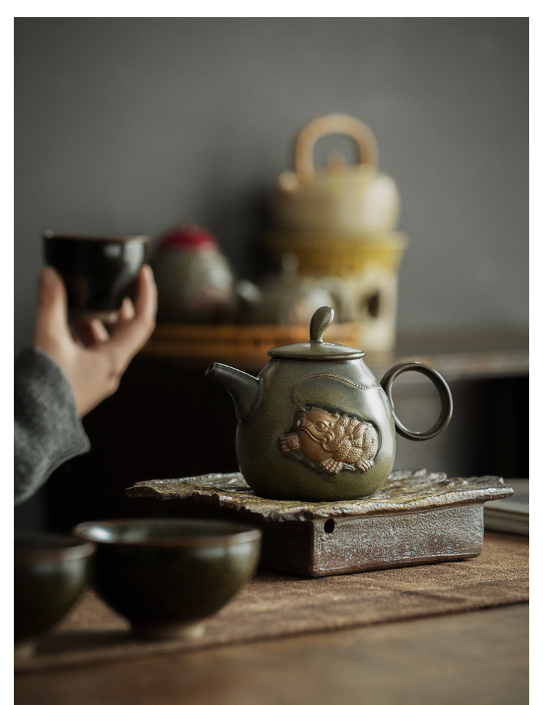 By dipping, glaze ceramic teapot the mythical wild animal Japanese household pot teapot kung fu tea set filter single pot of restoring ancient ways