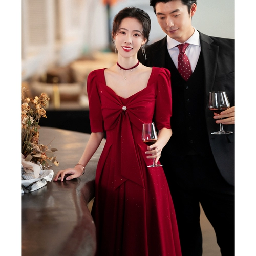 Летнее бордовое небольшое вечернее платье