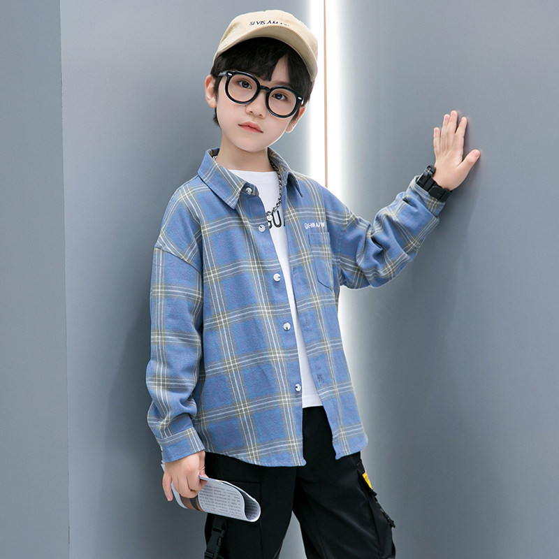 男の子向けの薄手ジャケット、中型・大型の子供向けの春秋服、チェック柄のシャツやトップス。