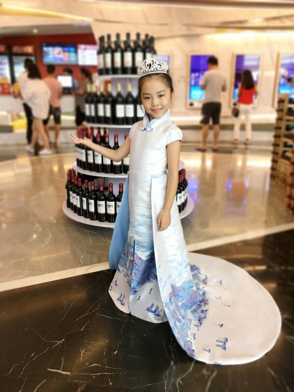 Xin chào các cô gái cho thuê trang phục catwalk kéo dài màu xanh cho thấy các cô gái có thể tháo rời trang phục biểu diễn váy trẻ em đẹp