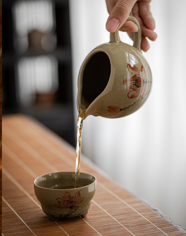 Jingdezhen hand - made lotus of the up fair keller kung fu tea tea tea sea points exchanger with the ceramics filter accessories and a cup of tea