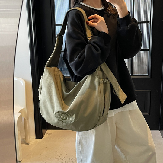 Large-capacity canvas bag for girls working and commuting, shoulder crossbody bag, travel and leisure, college students can hold iPad in class