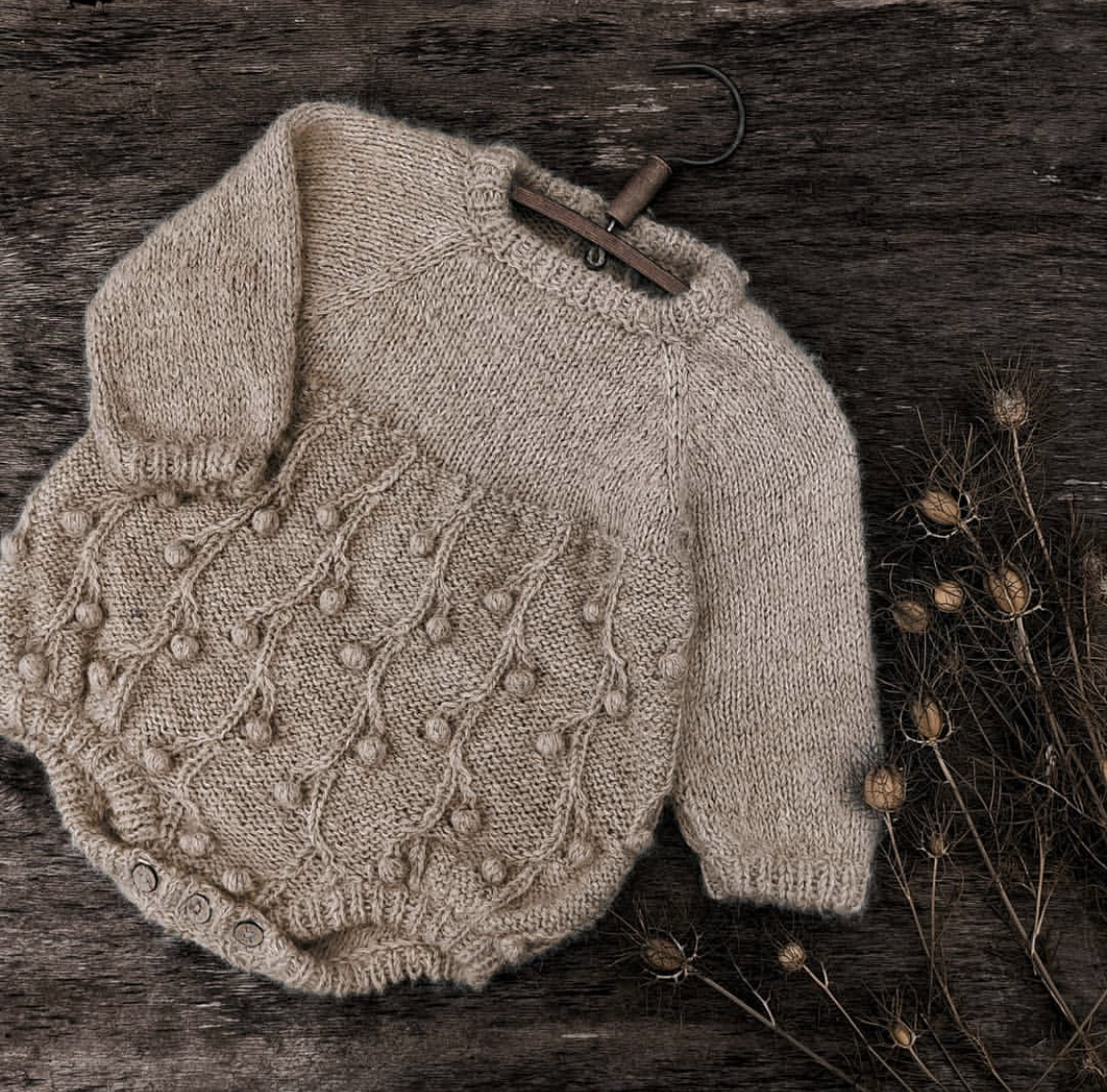 Cherry Fruit and dress sweater needle text illustration of translation and woven drawing illustration non - finished products