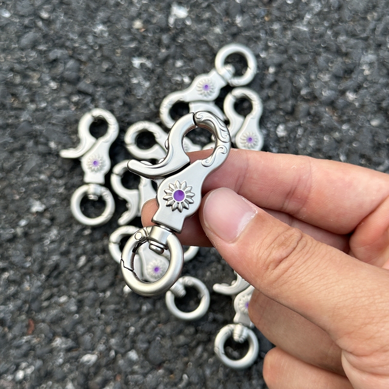 【Rv】Original Design, Carved Waist Surface with Daisy Relief, Handmade Keychain, High-End Matte Zinc Alloy 【Rv】Original Design, Carved Waist Surface with Daisy Relief, Handmade Keychain, High-End Matte Zinc Alloy