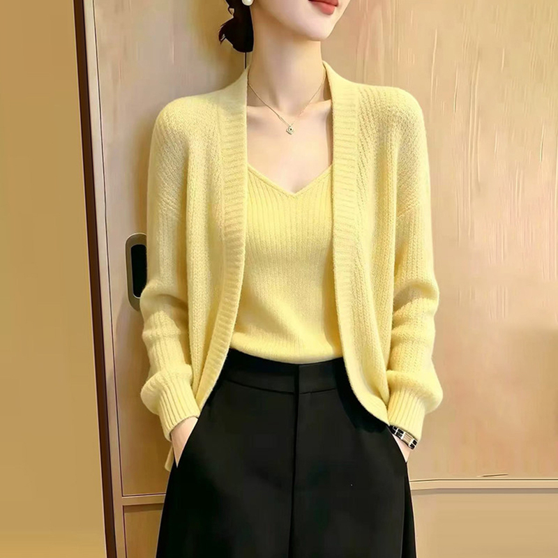 Minimalist Style Yellow V-Neck Knitted Cardigan for Women, 2026 Autumn New Model, This Year's Trendy Hot Item Top Minimalist Style Yellow V-Neck Knitted Cardigan for Women, 2026 Autumn New Model, This Year's Trendy Hot Item Top
