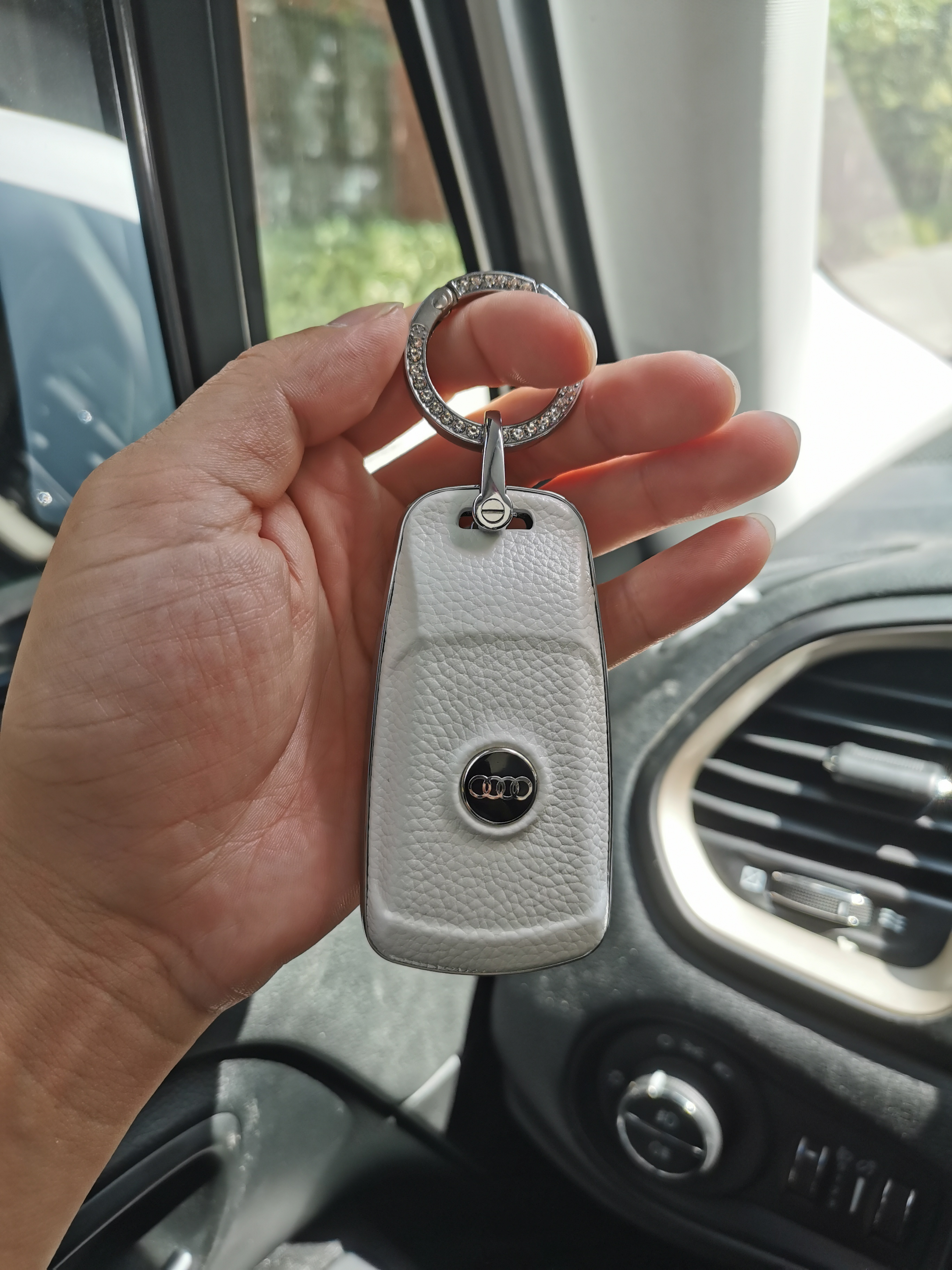 The application of Audi Q2LA3L keychain A6L sets Q7 Q8 A7 A8 shell dermal all-inclusive female A5 Q5LA4lL