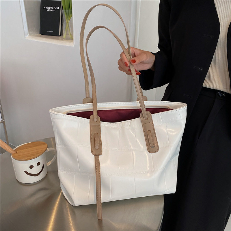 Picking up leaks and leaks Shanghai Cang God recommends 2022 new trendy fashion simple handbags shoulder tote bags