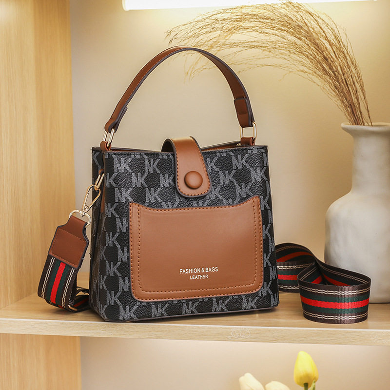 Hong Kong Kitty Pet Bag Universal 2021 New Tide Fashion Wide Shoulder Diagonal Satchel Retro Foreign Pie Single Shoulder Bucket Bag