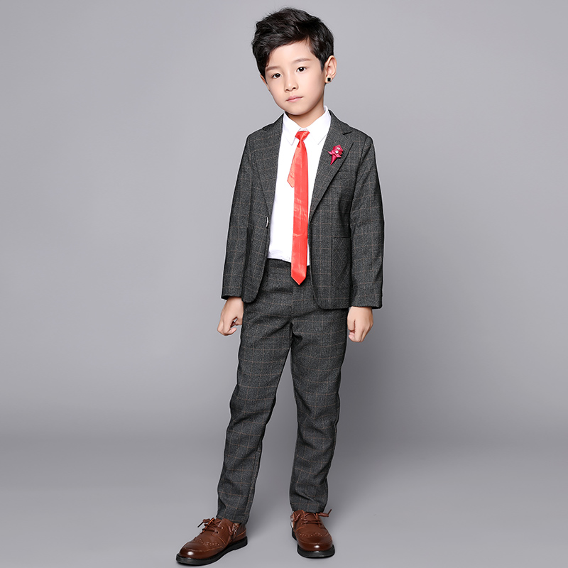 Wedding childrens phù hợp với chàng trai phù hợp với mùa hè và mùa thu hoa trẻ em cho thấy bé costumeshow đẹp trai chủ piano.