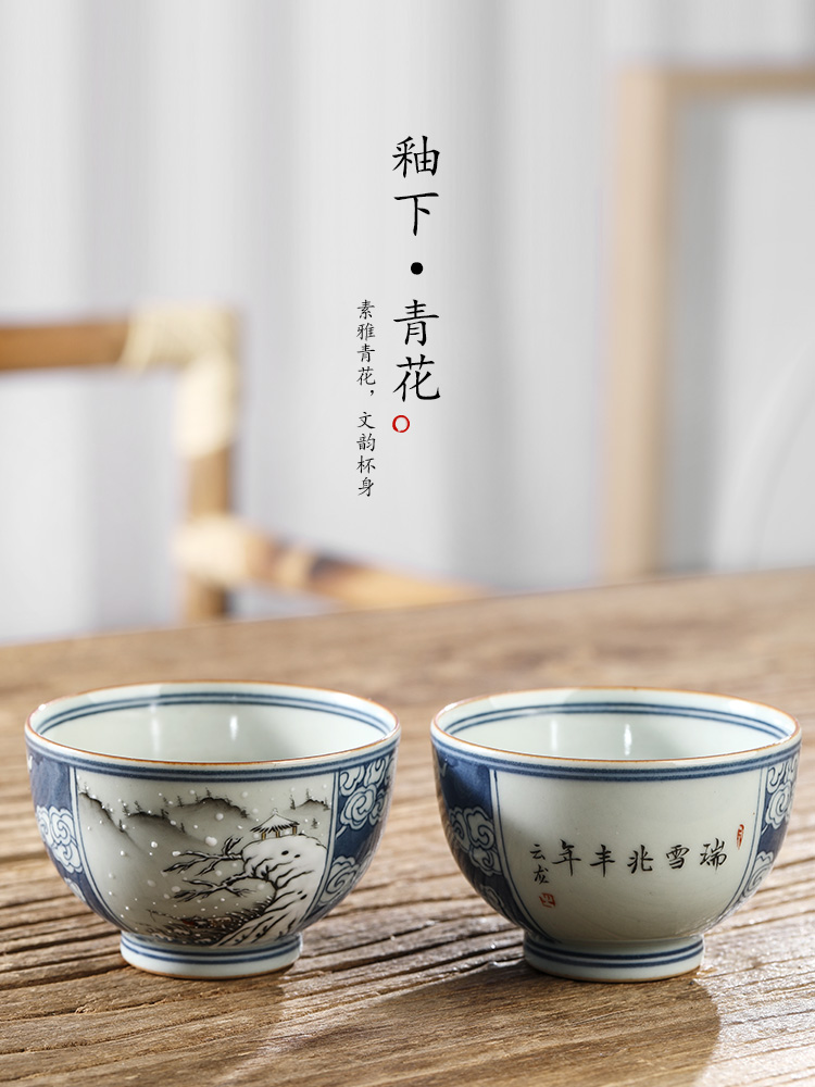 Jingdezhen blue and white master cup single CPU kung fu tea set checking ceramic teacups hand - made snow sample tea cup in use