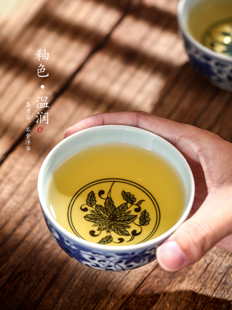 Jingdezhen blue and white master kung fu tea cup of pure manual hand - made ceramic sample tea cup single cup tie up lotus flower tea man