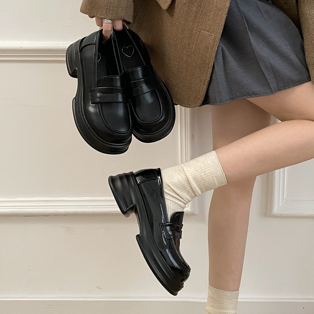Commuter retro wind ~ positive dress black small leather shoes woman 2023 new one foot pedal coarse heel single shoe matching skirt JK shoes-Taobao