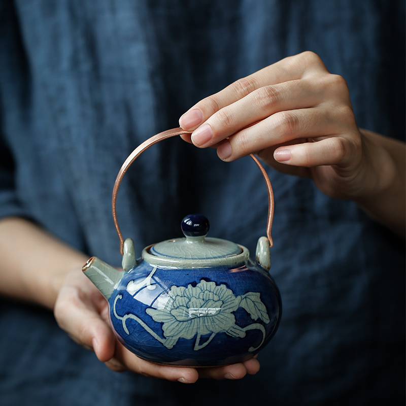 ShangYan kung fu tea set suit household contracted small tea set girder of blue and white porcelain pot cup restoring ancient ways is a complete set of the teapot