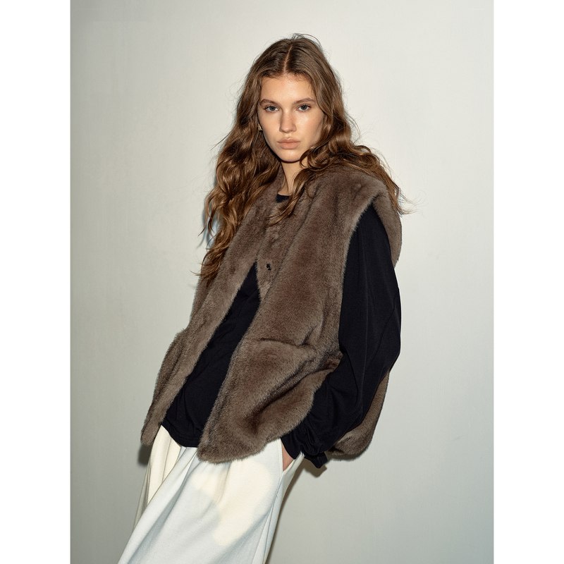 Taffa Tang Fa Fa's Early Autumn New Product,'Soft and Smooth' Short Round-Neck Fine Fleece Sleeveless Vest for Women Taffa Tang Fa Fa's Early Autumn New Product,'Soft and Smooth' Short Round-Neck Fine Fleece Sleeveless Vest for Women
