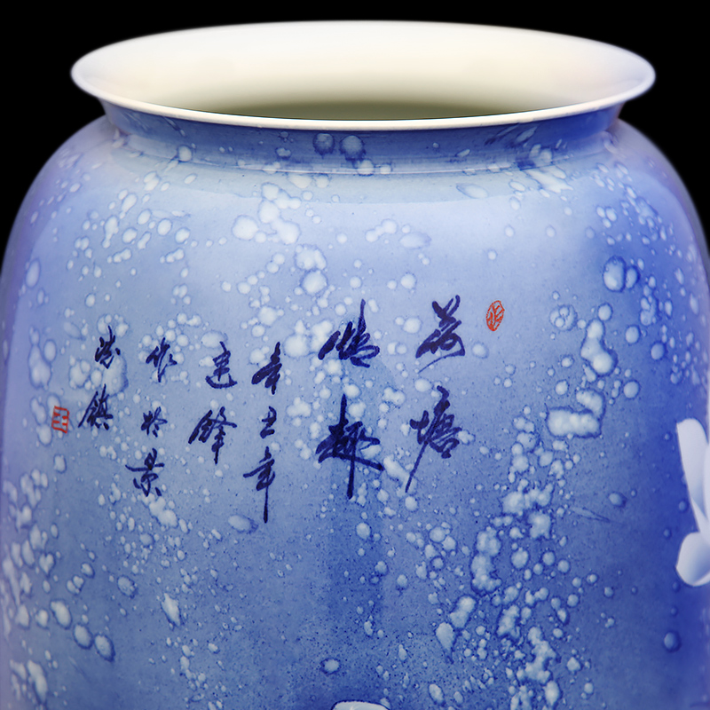 To the blue - and - white porcelain industry over the color white gourd bottle