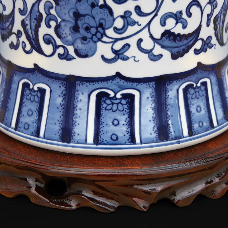 To the blue - and - white porcelain industry hand - made lotus flower general tank
