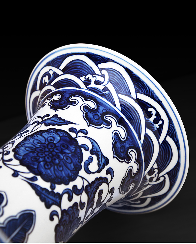 To the blue - and - white porcelain industry hand by hand throwing lotus flower design