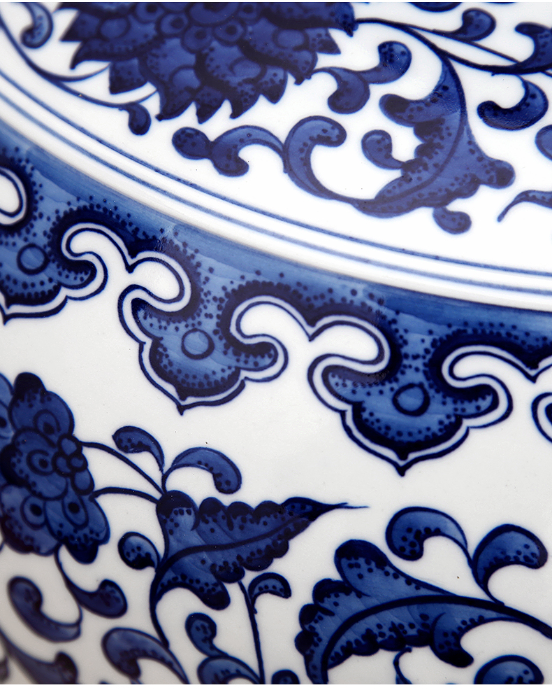 To the blue - and - white porcelain industry hand by hand throwing lotus flower design