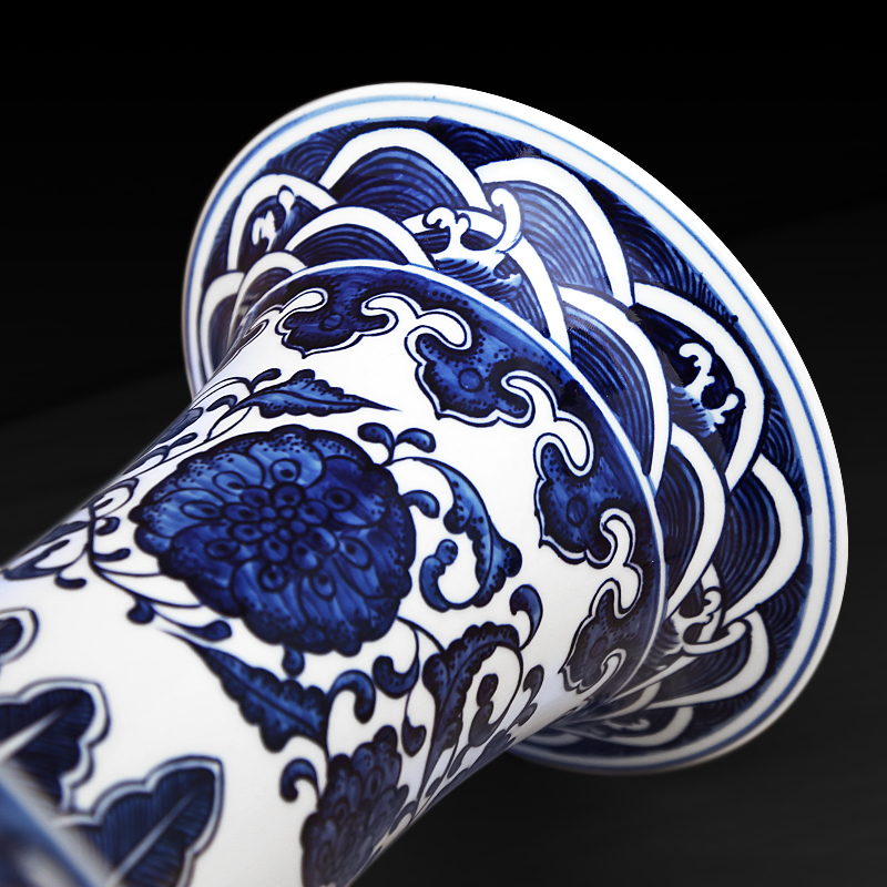 To the blue - and - white porcelain industry hand by hand throwing lotus flower design