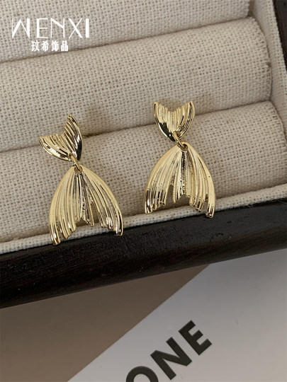 Exaggerated personality metal style fishtail earrings light luxury niche design high-end earrings ins trendy autumn and winter earrings for women