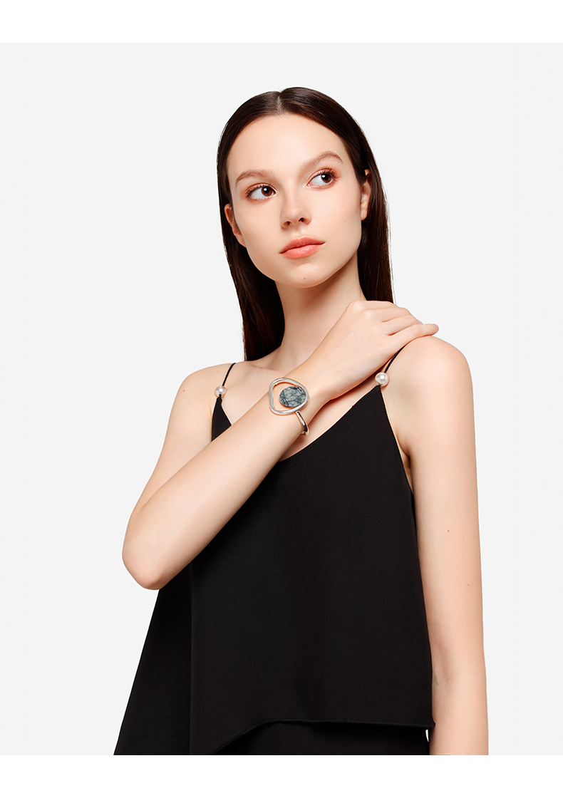 Vòng đeo tay CHARLES & KEITH CK5-12120173 Vòng đeo tay trang trí bằng đá bán quý châu Âu và Mỹ - Vòng đeo tay Cuff vòng trầm hương
