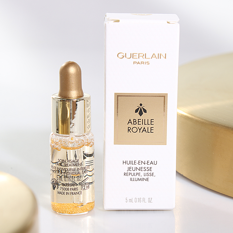 Cuddling monarch's queen bee like a compact massage oil 5ml gold to restore the honey