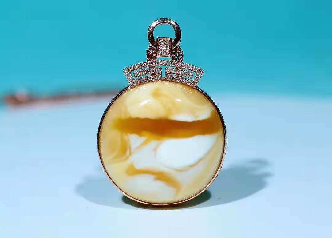 18k gold inlaid pendant in gold inlays