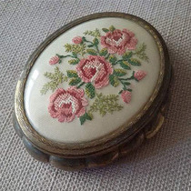 Western antique jewelry vintage jewelry British antique KIGU hand embroidery craft makeup mirror cosmetic box