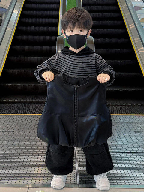 French Children's Clothing Set 2025 New Baby Autumn and Winter Fleece Sweatshirt Boys Thickened Vest Three-Piece Set