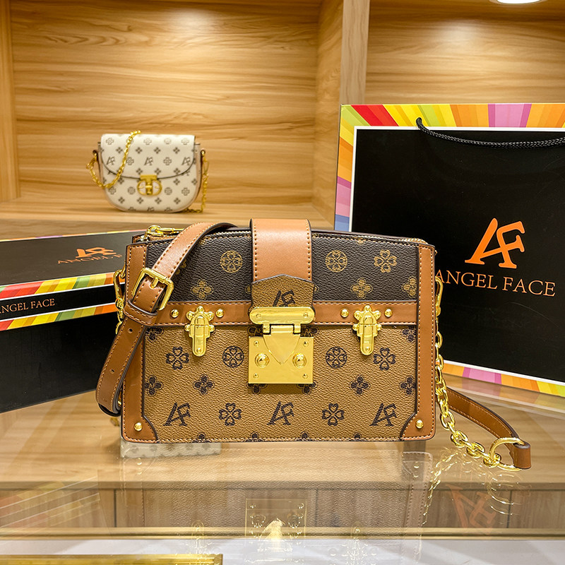 French Fashion Classic Big Brands Trend Flowers Pooch Bag 2022 New Tide Genuine Leather 100 Hitch Retro Pet bag