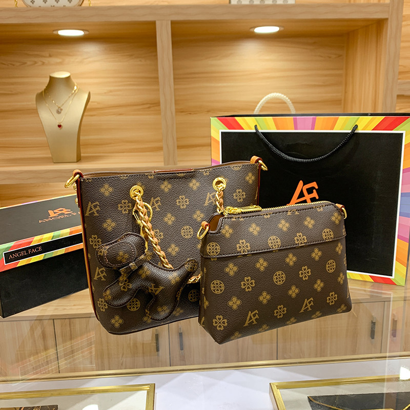 French Fashion Classic Big Brand Trend Letter Pooch Bag 2022 New Tide Genuine Leather 100 Hitch Fashion Pet bag