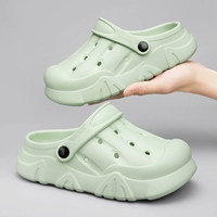 Летние тапочки в стиле Crocs, модные ультрамягкие пляжные босоножки на платформе, коллекция 2023 года, подходят для носки на улице, закрытый носок, мягкая подошва