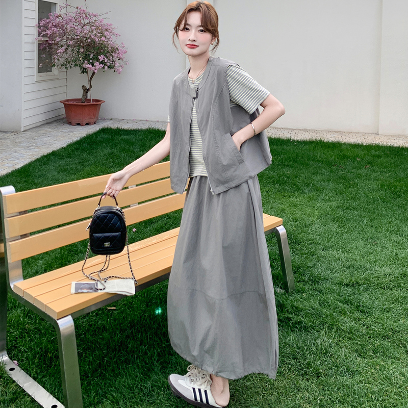 Gray Striped T-Shirt, Vest, and Wide-Leg Pants Set for Women, 2026 Summer New Style, Relaxed and Loose, Age-Reducing Three-Piece Set