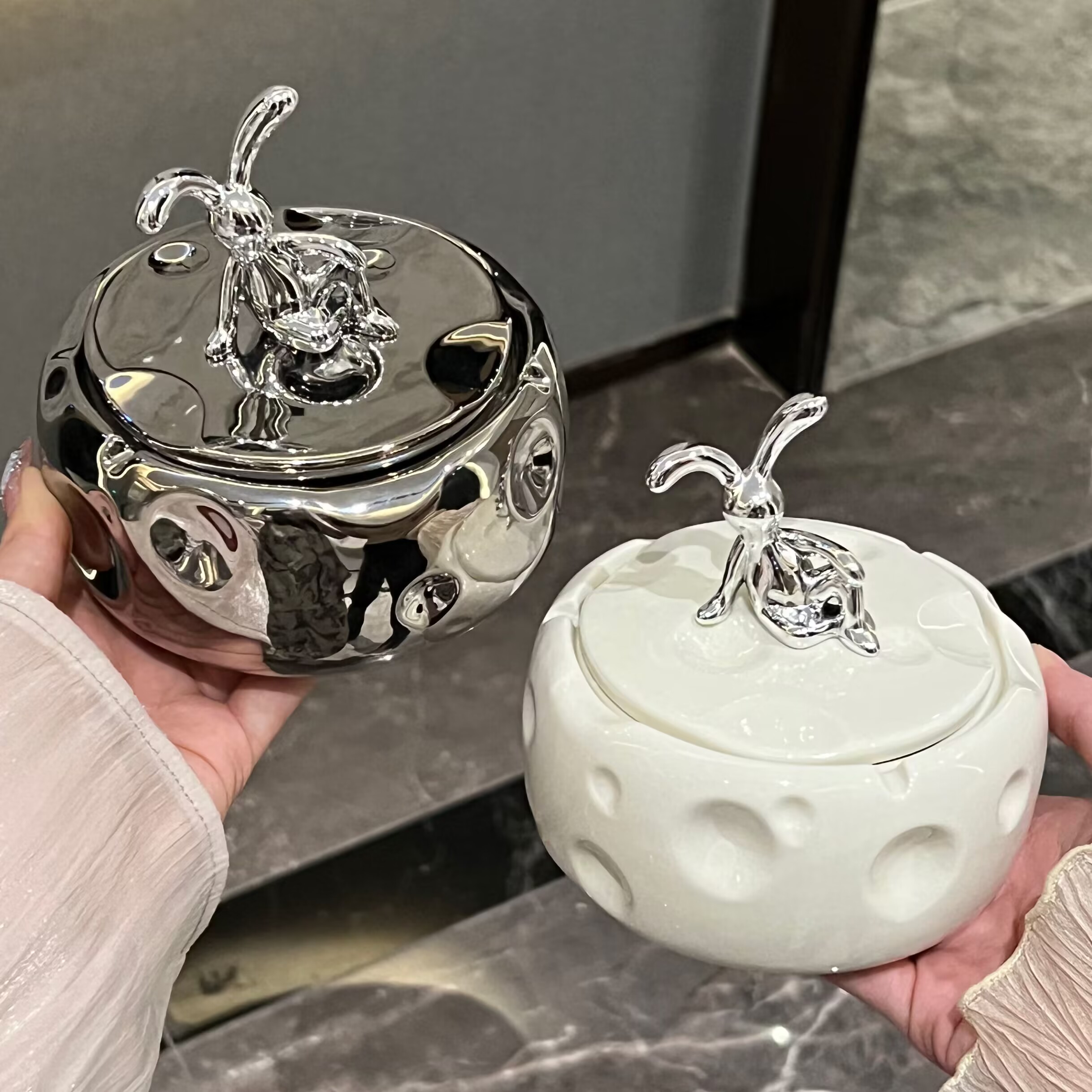 Light Extravagant Ceramic Ashtrays With Lid Anti Fly Ash Home Living Room High-end Atmosphere Creative Smoke Cylinder Advanced Sensation Commercial-Taobao